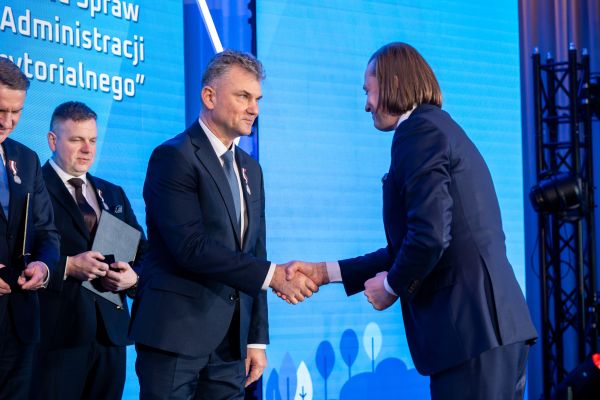 Prezes Dariusz Konofalski odbiera wyróżnienie