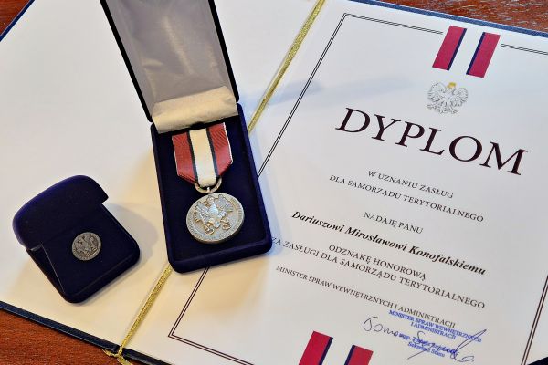 Dyplom oraz odznaczenie