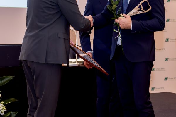 Prezes Konofalski odbiera nagrodę LIder Zrzeszenia 2025